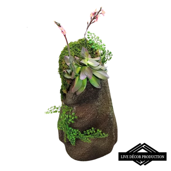 Rocher avatar avec végétation