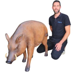 Sanglier marron en résine